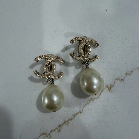 CHANEL TEAR DROP PEARL EARRING - Picture 6 of 9